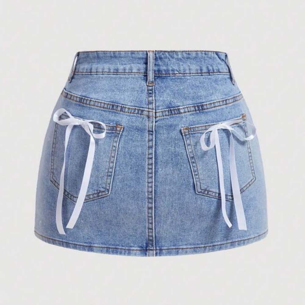 Denim skirt with bows on the pocket